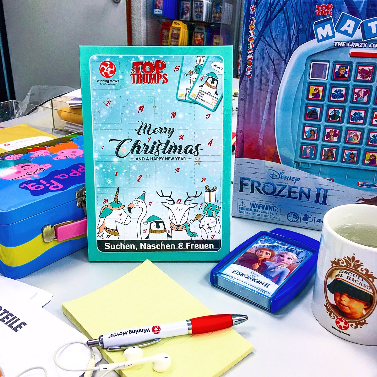 Kleine Weihnachtswichtel haben in den Büros #Adventskalender verteilt!
Noch 2 Tage bis #Schokolade Nr.1!!🍫🤩