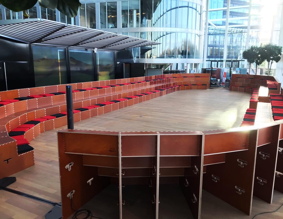 Een arena voor 190 personen staat klaar bij het <a href="/LEFfuturecenter/">LEF future center</a> 
De arena is helemaal aangekleed in de huiskleuren van LEF. 🔴⚫️🔴 🤩

•ideeentheater.nl •
•
•
•
#leffuturecenter #rijkswaterstaat #utrecht #ideeentheater #arena #workshop #workshoparena #tribune #rood