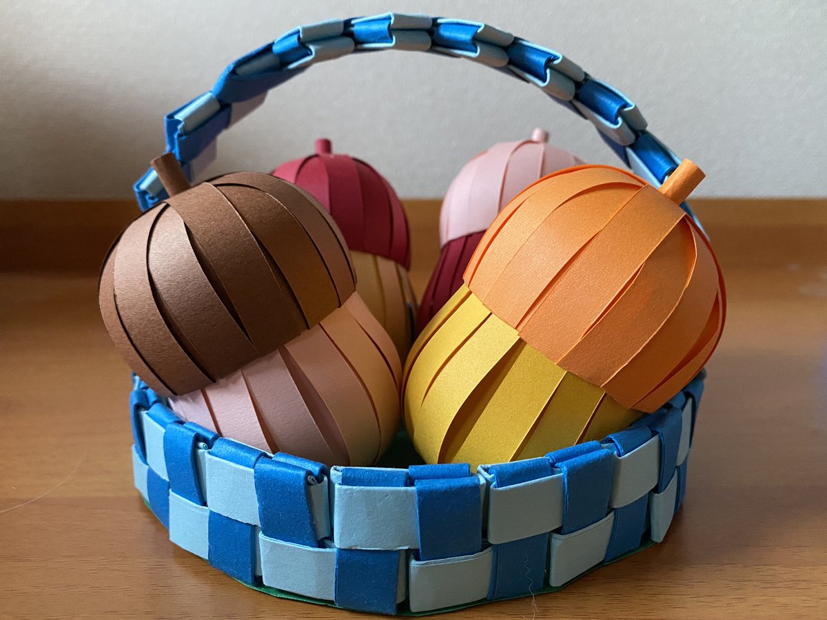 もちり 長期入院の子達に元気を届ける活動で 秋 を届けてきたよ このカゴ 画用紙ですこぶる時間かかりながら編んだで どんぐりさんは意外と大きいのだ 皆 笑顔になってくれて嬉しい 折り紙