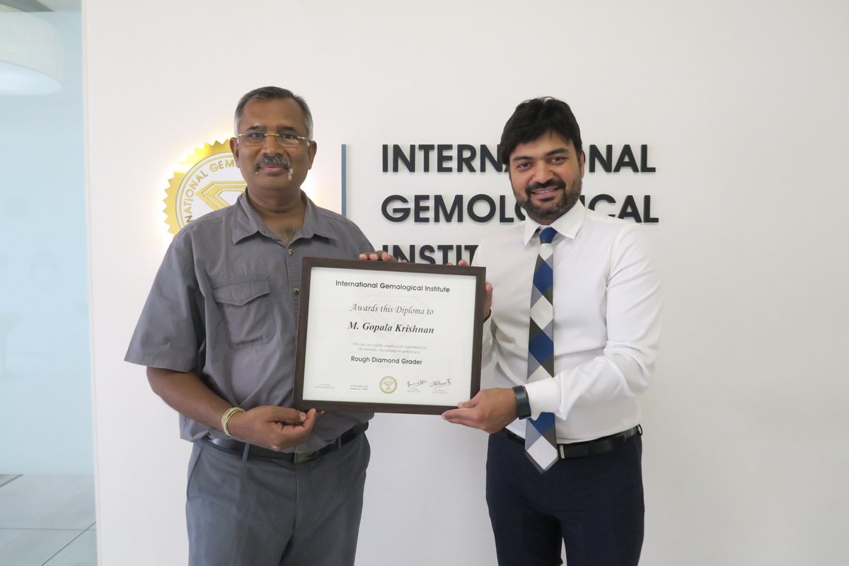 igiworldwide's tweet photo. Congratulations to our Rough Diamond Graders on successfully completing the course - #Mumbai Batch Nov 2019.
#IGI #RoughDiamondGrading #RoughDiamondGradingCourse #RoughDiamondGrader #IGIGraduateGemologist #GemologistCourse #Gemology #GemologyCourses #Students #Education #IGIIndia https://t.co/vef4aVC8h5
