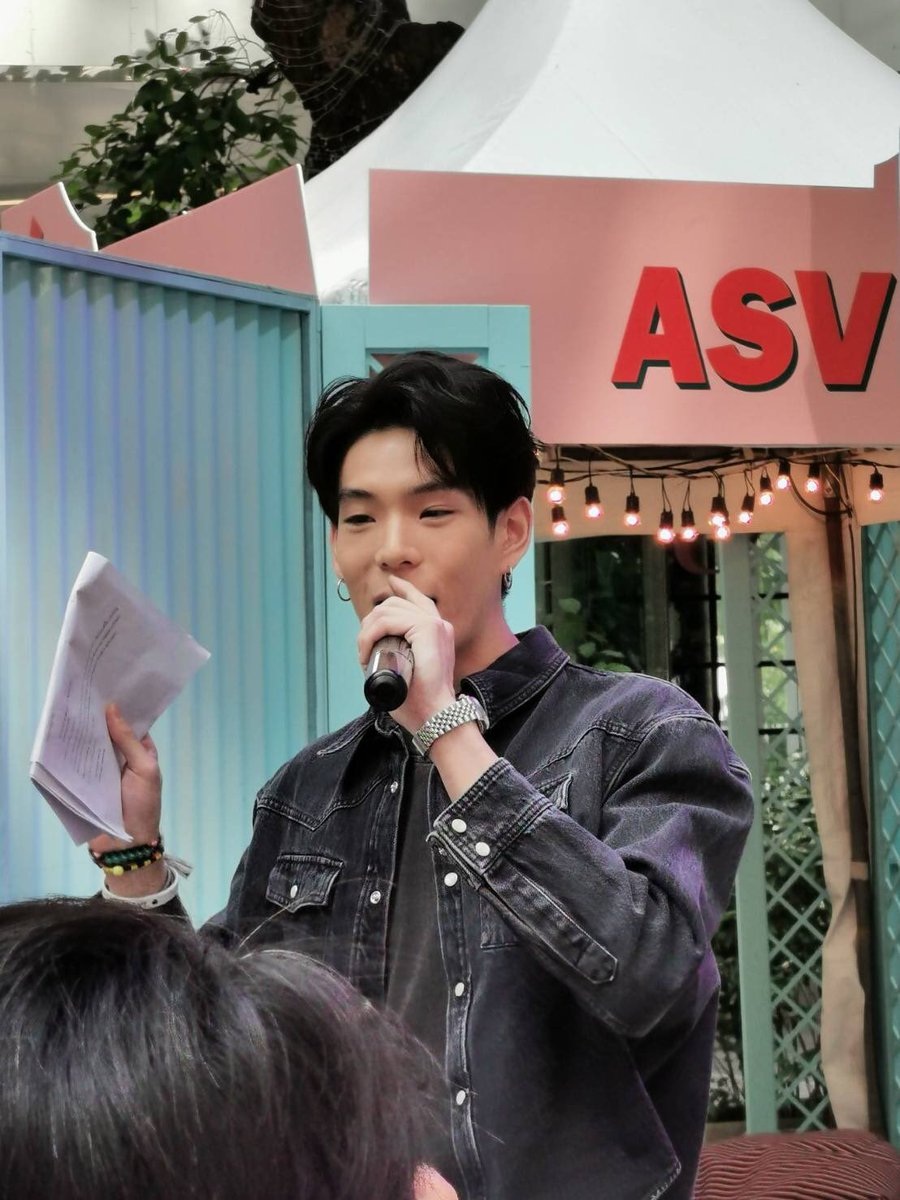 JaylerrFanclub's tweet photo. งานด่วนที่สุดในโลกกกกก🤫
น้อนเจเป็นพิธีกรวันนี้ครับบบบบ
📷 : คนวิ่งเร็วแถวๆนี้ 😂
#ASVCaravan #opalallaround
#Jaylerr #nadaoartist https://t.co/eUyUbT1BSa