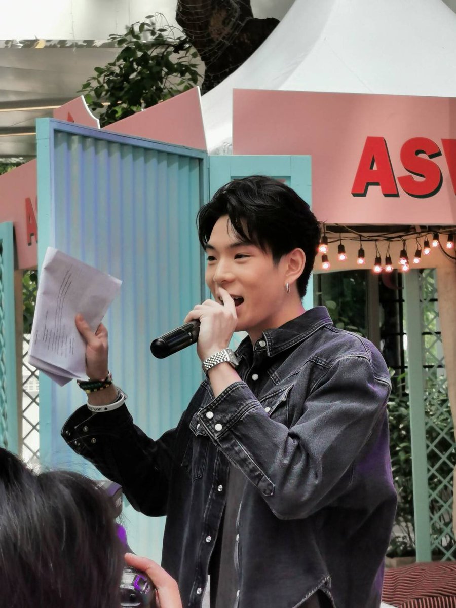 JaylerrFanclub's tweet photo. งานด่วนที่สุดในโลกกกกก🤫
น้อนเจเป็นพิธีกรวันนี้ครับบบบบ
📷 : คนวิ่งเร็วแถวๆนี้ 😂
#ASVCaravan #opalallaround
#Jaylerr #nadaoartist https://t.co/eUyUbT1BSa