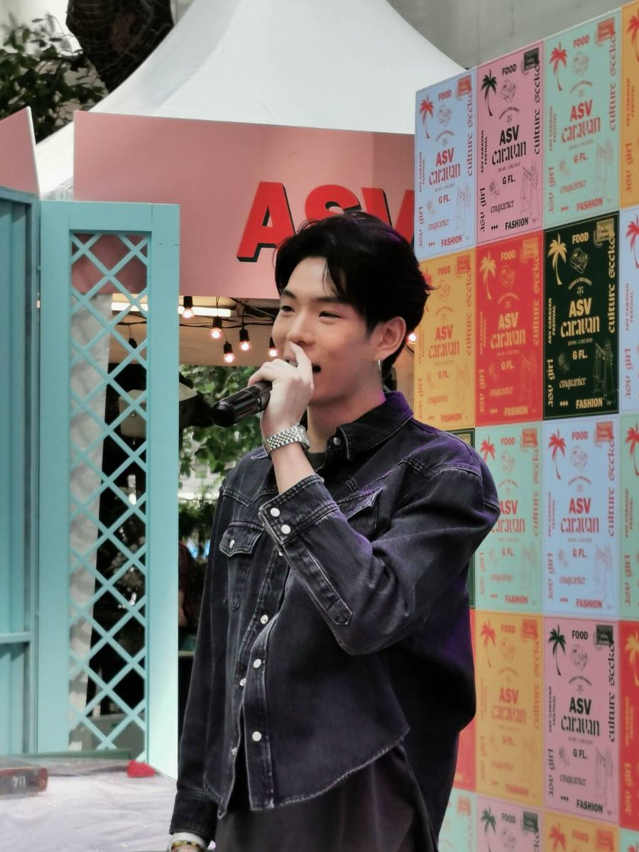 JaylerrFanclub's tweet photo. งานด่วนที่สุดในโลกกกกก🤫
น้อนเจเป็นพิธีกรวันนี้ครับบบบบ
📷 : คนวิ่งเร็วแถวๆนี้ 😂
#ASVCaravan #opalallaround
#Jaylerr #nadaoartist https://t.co/eUyUbT1BSa