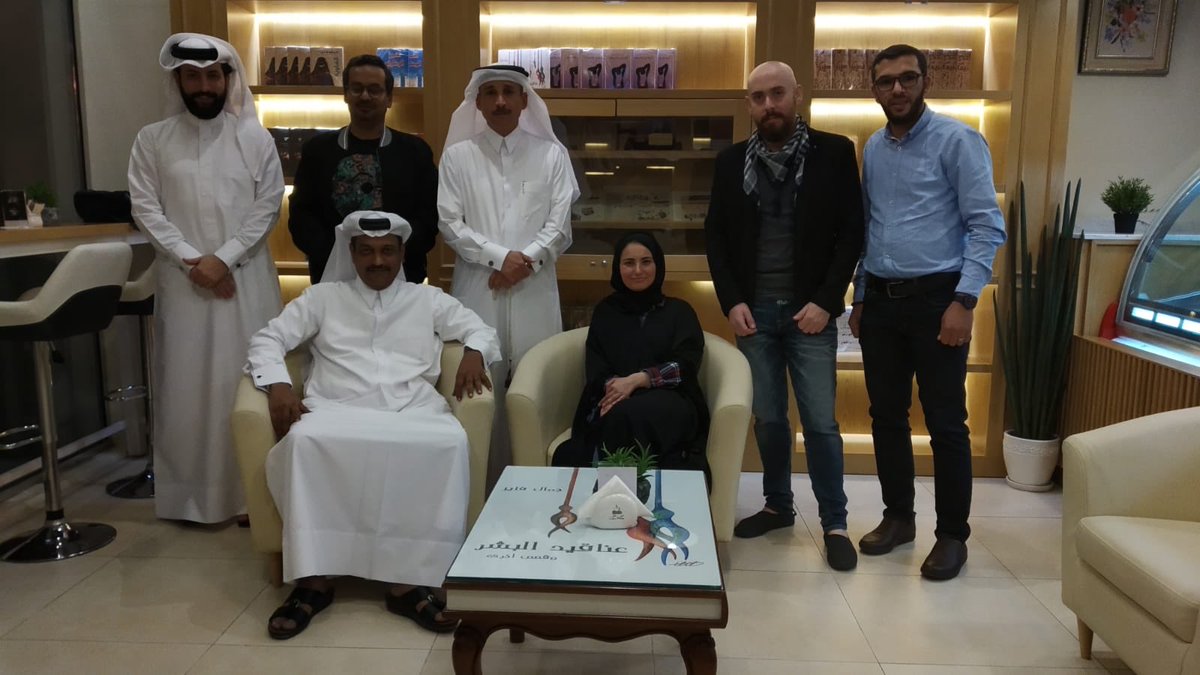 writer95's tweet image. صورة جماعية لبعض من رواد المقهى الثقافي