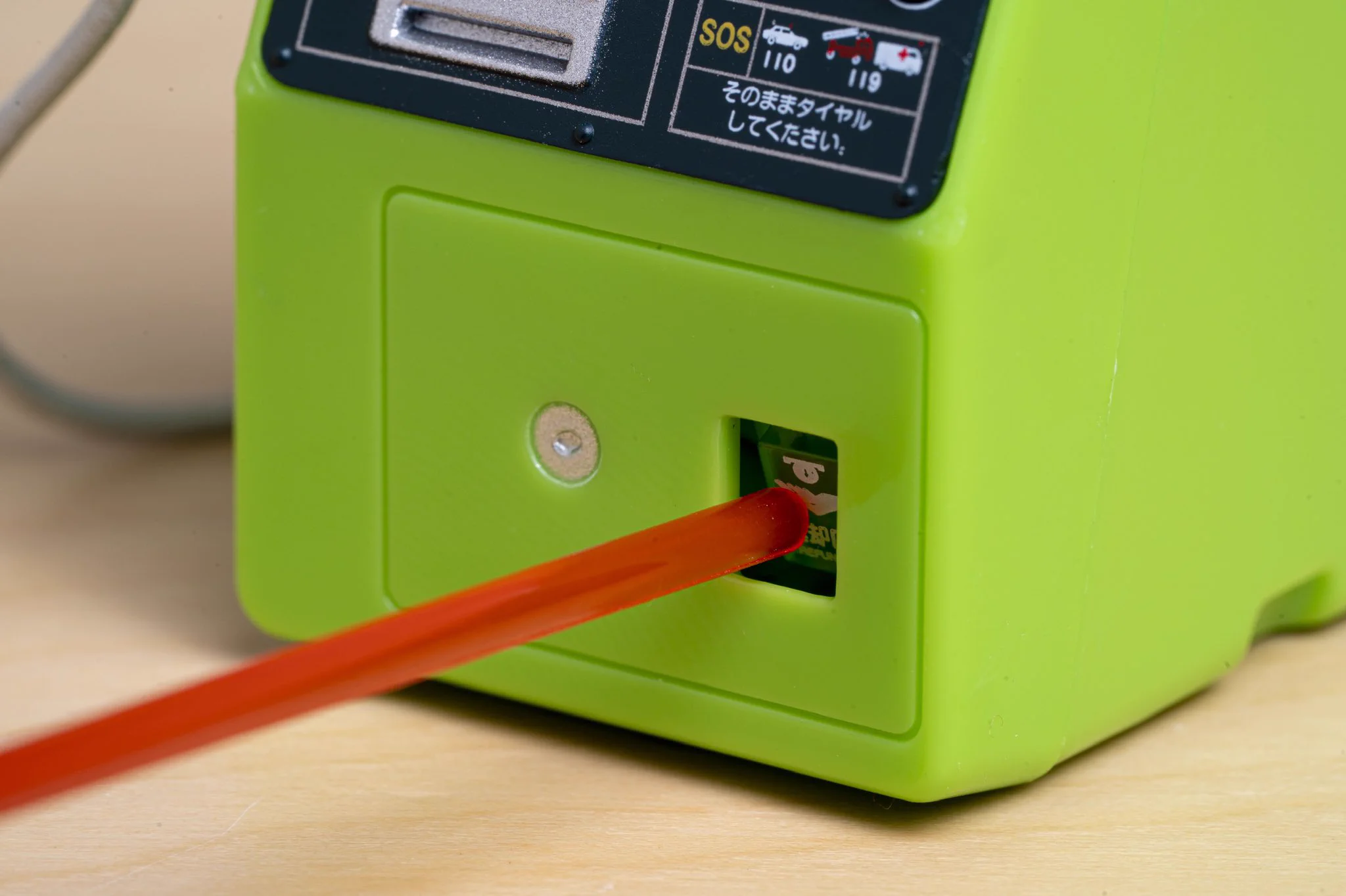 リアルな再現度がすごい！ミニチュアに見えない『公衆電話のガチャガチャ』