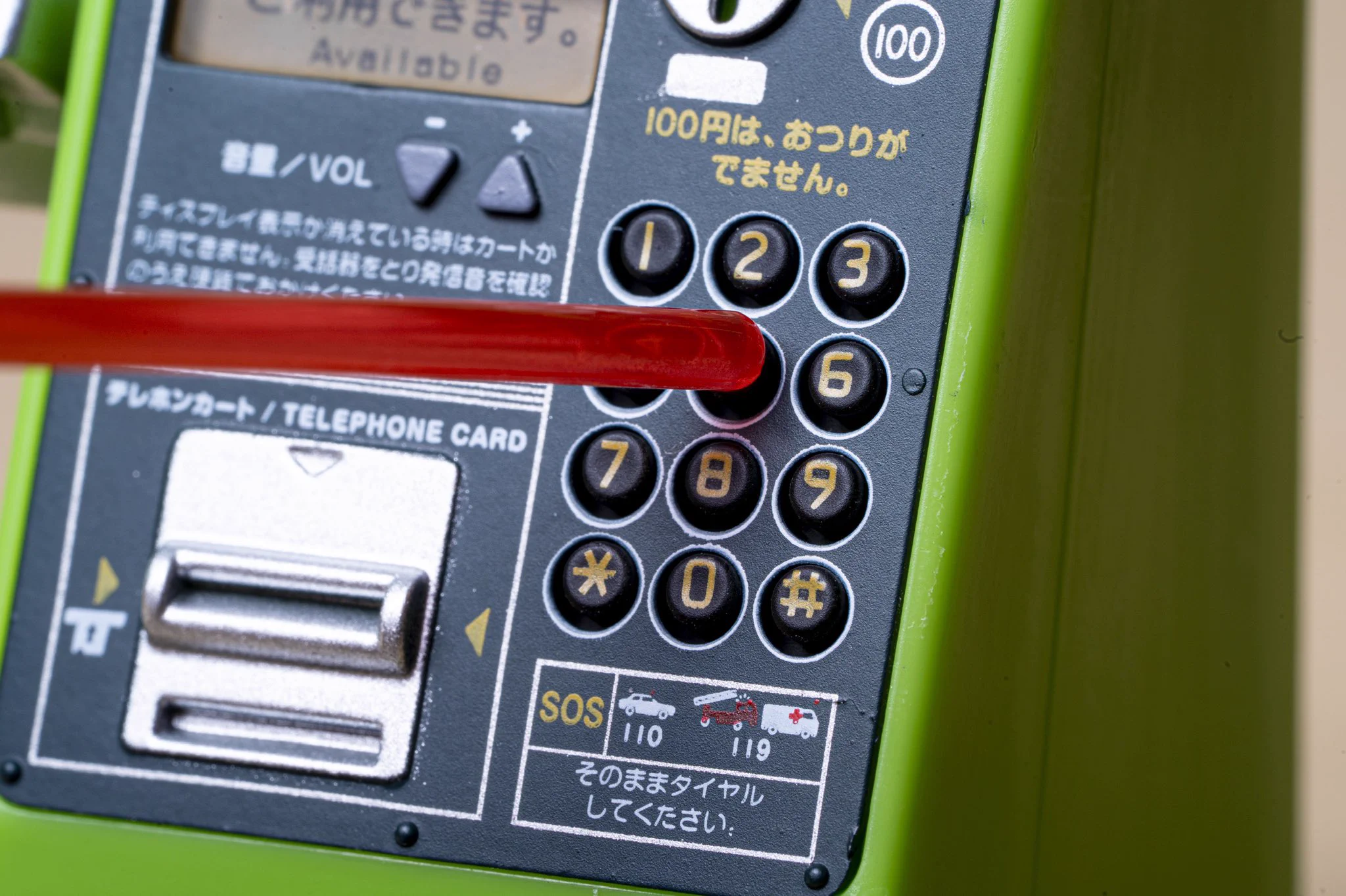 リアルな再現度がすごい！ミニチュアに見えない『公衆電話のガチャガチャ』