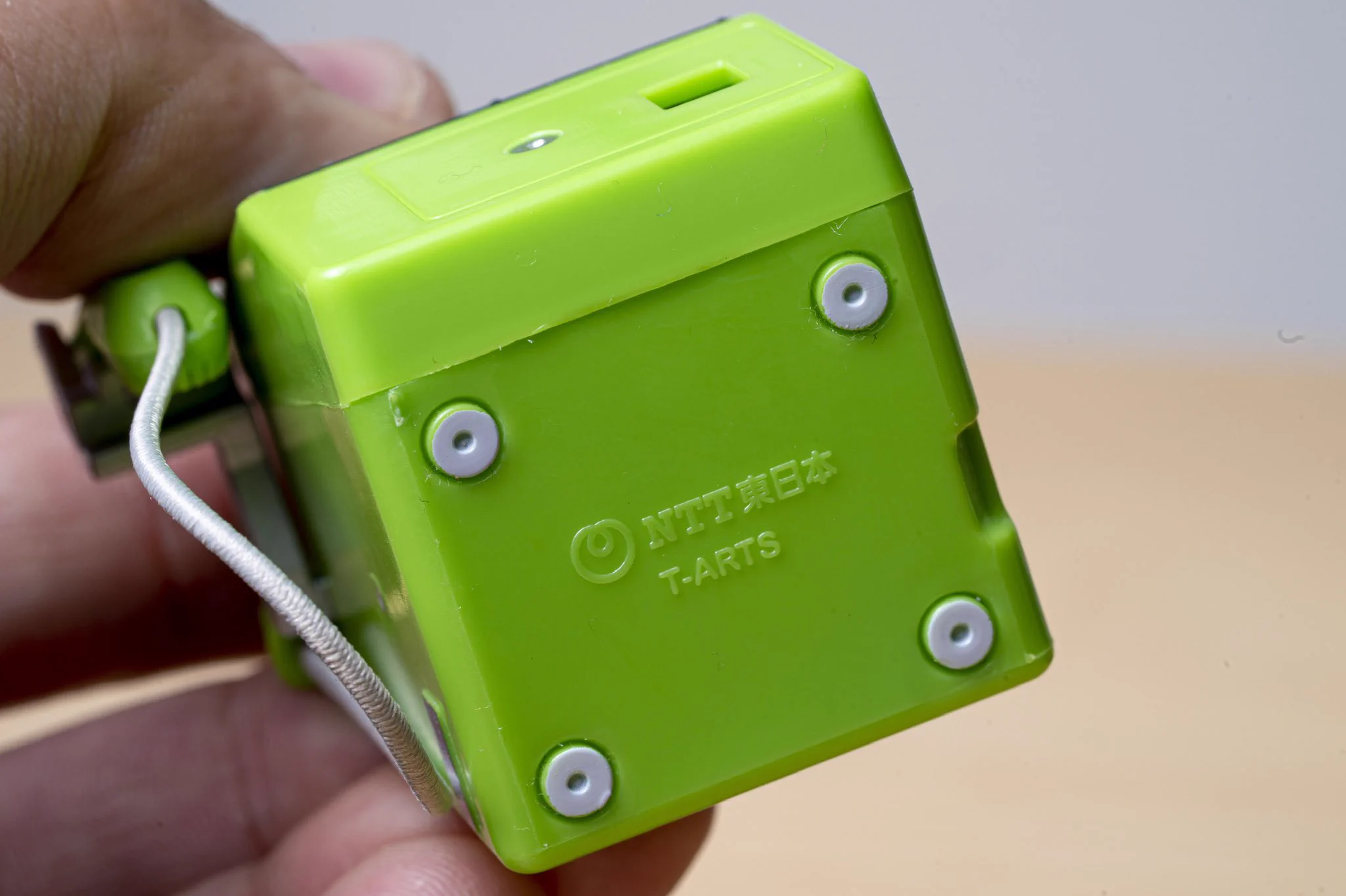 リアルな再現度がすごい！ミニチュアに見えない『公衆電話のガチャガチャ』