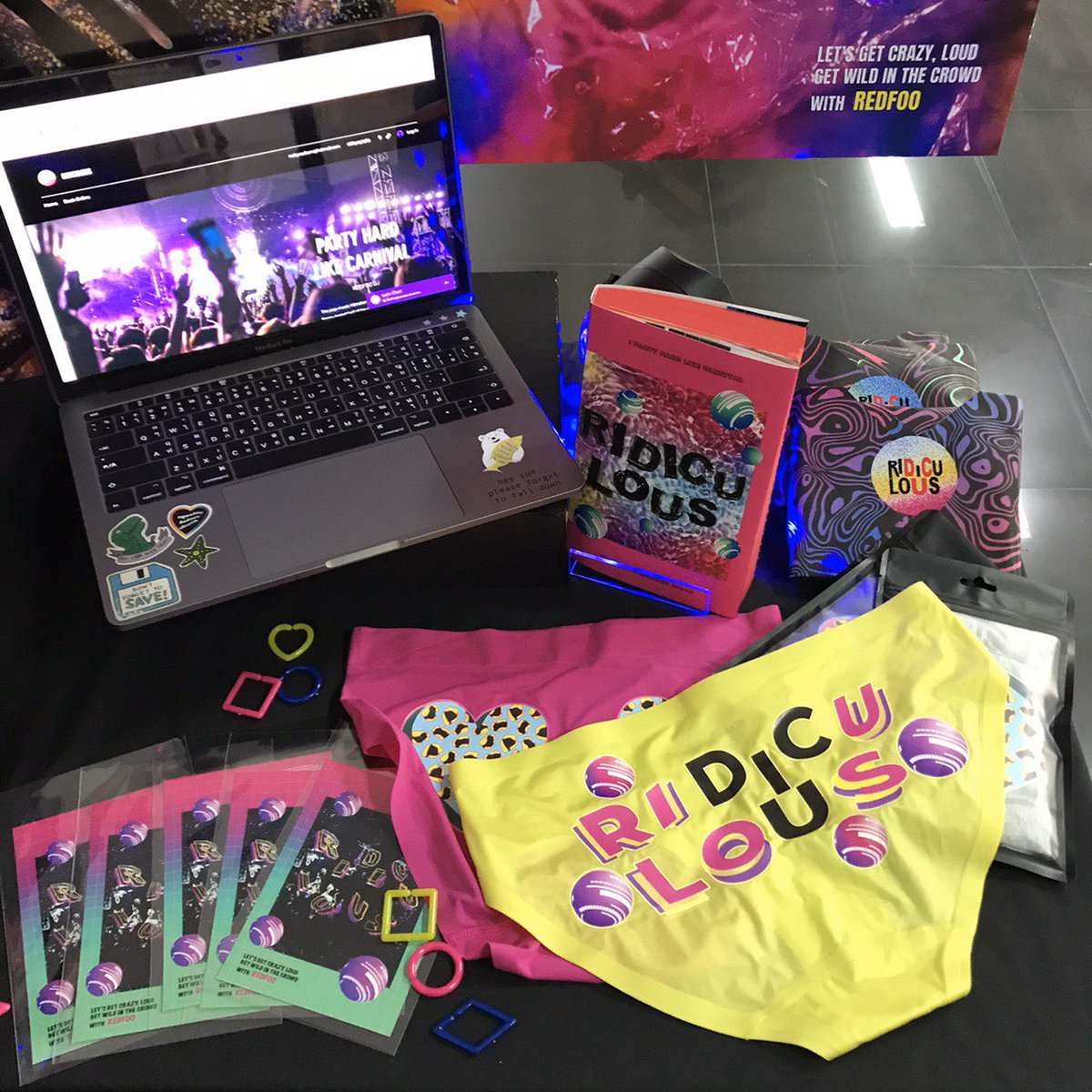 kwamsuktidee's tweet image. Final project -Graphic design 
ออกแบบโปสเตอร์ ปกหนังสือ และสื่อต่างๆ เราทำ Redfoo ที่แยกมาจากLMFAO    Concept คือ Ridiculous สนุกสนานบ้าบอขบขัน ในตาม Pool Party ส่วนสื่อที่เอามาสนับสนุนงานคือกางเกงใน เพราะRedfoo ชอบใส่กางเกงในตอนร้อง! 
 #Graphic_Design #artproject #redfoo  #lmfao