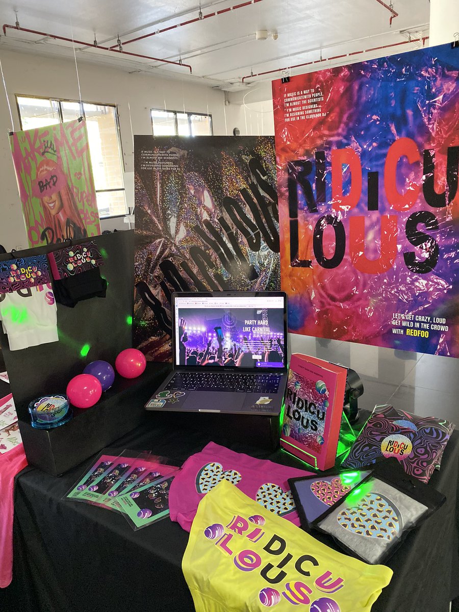 kwamsuktidee's tweet image. Final project -Graphic design 
ออกแบบโปสเตอร์ ปกหนังสือ และสื่อต่างๆ เราทำ Redfoo ที่แยกมาจากLMFAO    Concept คือ Ridiculous สนุกสนานบ้าบอขบขัน ในตาม Pool Party ส่วนสื่อที่เอามาสนับสนุนงานคือกางเกงใน เพราะRedfoo ชอบใส่กางเกงในตอนร้อง! 
 #Graphic_Design #artproject #redfoo  #lmfao