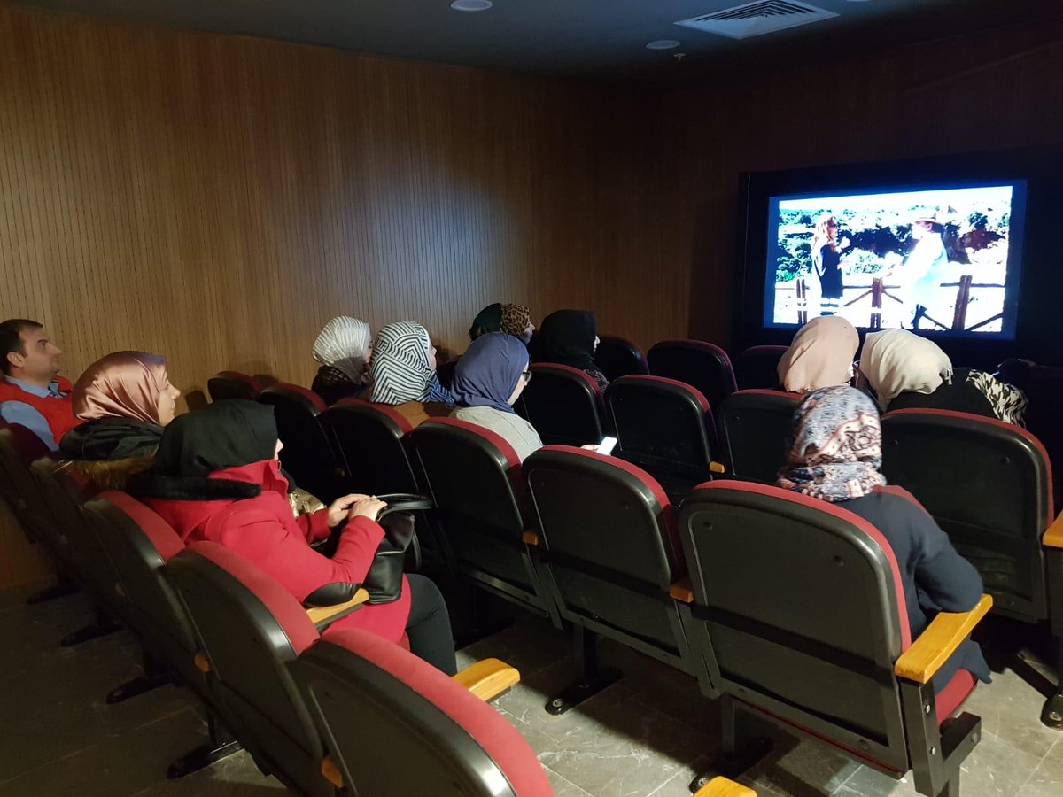 Mersin Toplum Merkezimiz, Sosyal Uyum Programı kapsamında; yararlanıcılarımıza yönelik, Türk Tarihi Bilgilendirme Seminerlerine devam ediyor. Yararlanıcılarımız tarih öğretmenleri ile birlikte, Mersin Tarihi Arkeoloji Müzesi'ni ziyaret ederek, uyum içinde tarihin izini sürdüler.