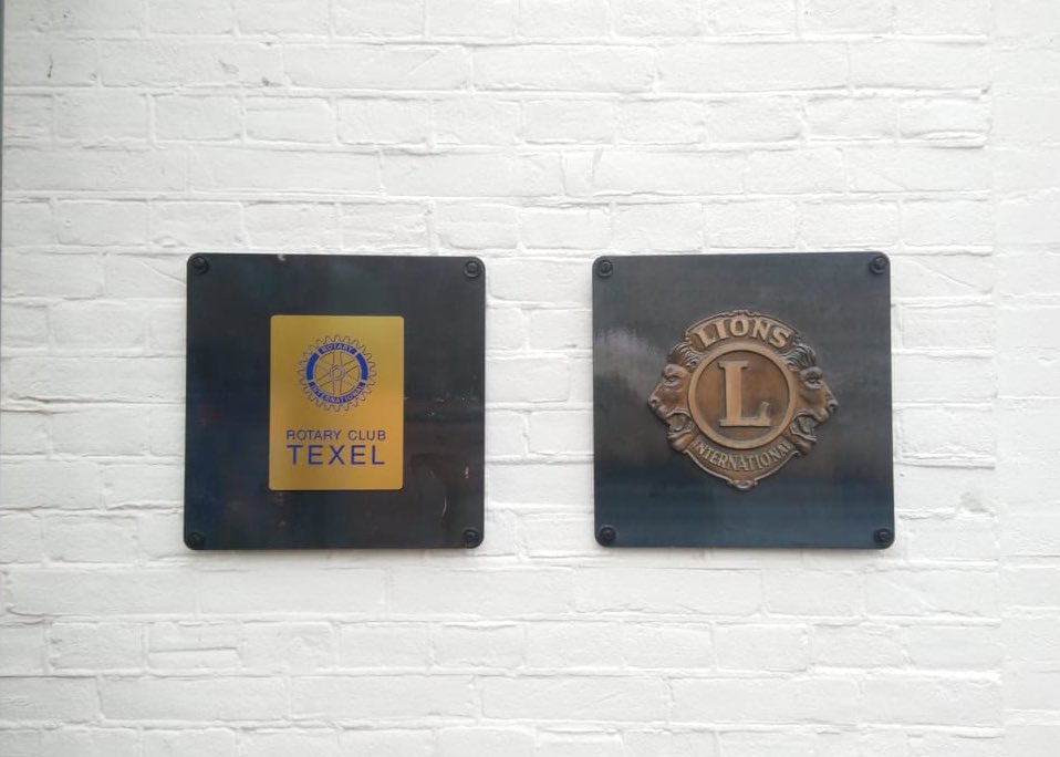 Deze twee clubs weten dat ze welkom zijn bij hotel de Lindeboom <a href="/HotelGroepTexel/">HotelGroepTexel</a>. Twee bordjes blauwstaal met blanke poedercoat. #ookexpotise