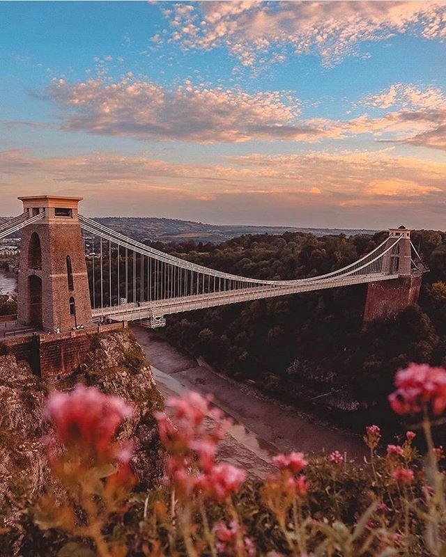 LoveForSomerset's tweet photo. Wow! 😲 😍💛
This is such a gorgeous shot of Clifton Suspension Bridge. Excellent work by @iamveronicca
.
. . .
Image selected by @kistography
.
Tag your photos with #loveforsomerset
FOLLOW us: @loveforsomerset .
.
.
.
.
#somerset #somersetlife #lovesom… https://t.co/VbUZydel6H https://t.co/PgsCmAIB6X