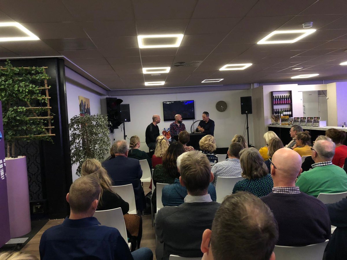 'Tristan Hoffman - Flandrien uit Groenlo' nu 1️⃣ week op de markt. Gisteren tijdens een wielercafe ook in Hengelo(OV) gepresenteerd. Met dank aan interviewer <a href="/ralphblijlevens/">Ralph Blijlevens</a>, die Tristan flink aan de praat hield. Boekje kopen? wielerboeksken.nl