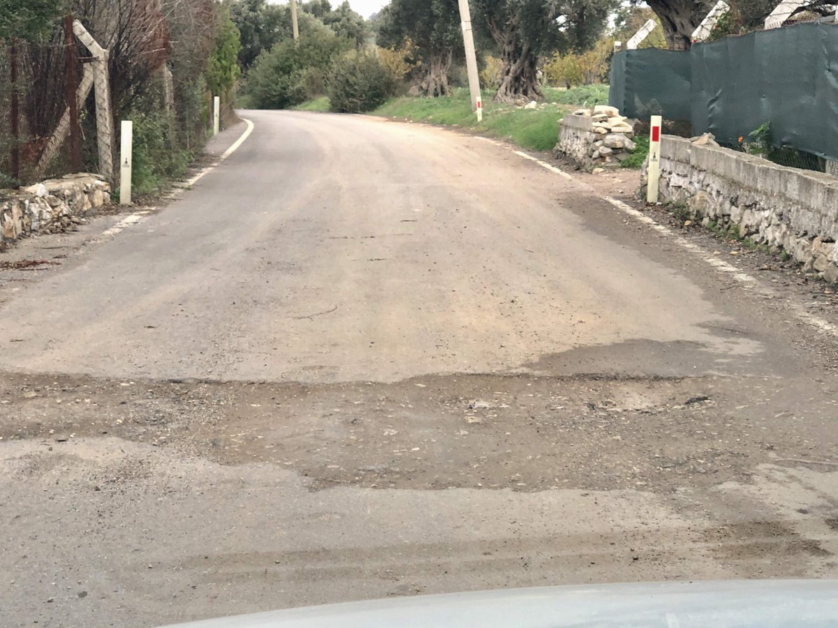 ⁦<a href="/izmirhim/">İzmir HİM</a>⁩ Urla İçmeler mahallesi Tekke Caddesi no:3 ün önünde Ağustos ayında İzsu tarafından açılan branşman çukuru aradan geçen 4 ayda 4 kez bildirdiğimiz halde yamanmamıştır. Daha kaç ay bekleyeceğiz bu çukurun kapanması için. Daha kaç defa bildirmemiz gerekiyor.