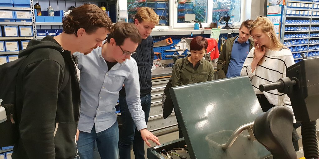 Economie071's tweet photo. Met digitalisering bezig binnen je bedrijf? Wil je een app bouwen, iets programmeren, je data analyseren of experimenteren met sensoren? Dat kan via ons project #Smart071. We werken samen met studenten #Leiden via @mboRijnland @HSLeidenNL @UniLeiden #mkb 👉https://t.co/RE9ZQBXVFI https://t.co/uCszZ2nrNP