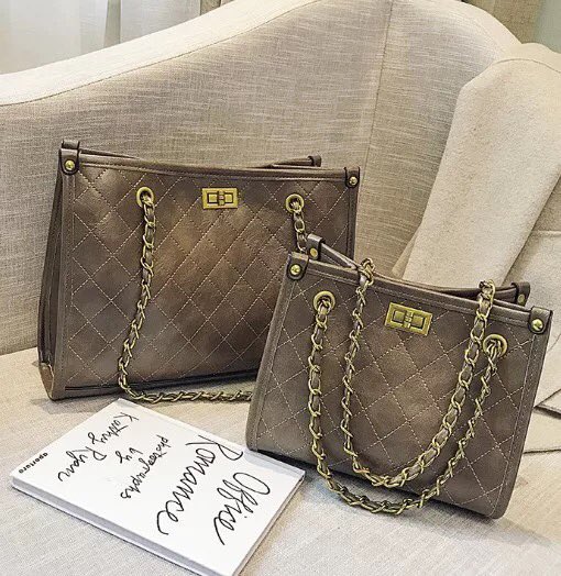ShopAjiks's tweet photo. Roi Tote Leather Bag 

Price - N5,500
Colors - Black, Wine, Army Green, Brown, Wine and Grey 

Size - Midi https://t.co/9d0y7ywosB