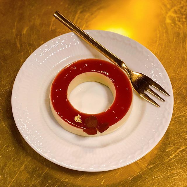 TeamDonsay's tweet photo. Blood orange and edible gold. #froofroofroo #dessert @tivolicph @cakenhagen #nomnomnom #denmark #copenhagen #donsaymoon https://t.co/JJXjMm0MpB