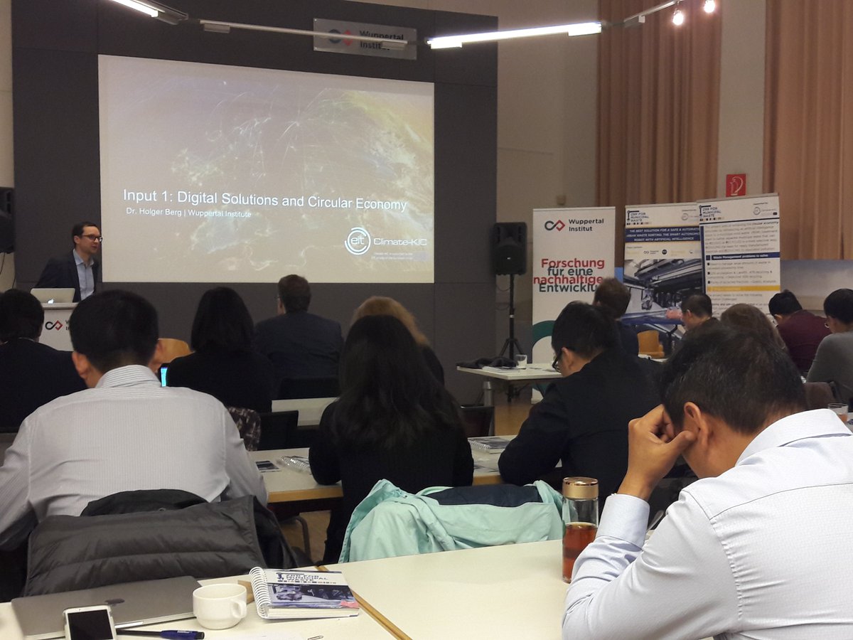 Fundacion_CI3's tweet photo. #FundaciónCI3 participated in the workshop "Artificial intelligence for municipal solid waste sorting", - "ZRR for municipal waste", attended by Nanjing Municipality (China) and organised by #Wupperinst. #EITeu #ClimteKIC - #ZRR #Ferrovial https://t.co/QHnYJwsH1k