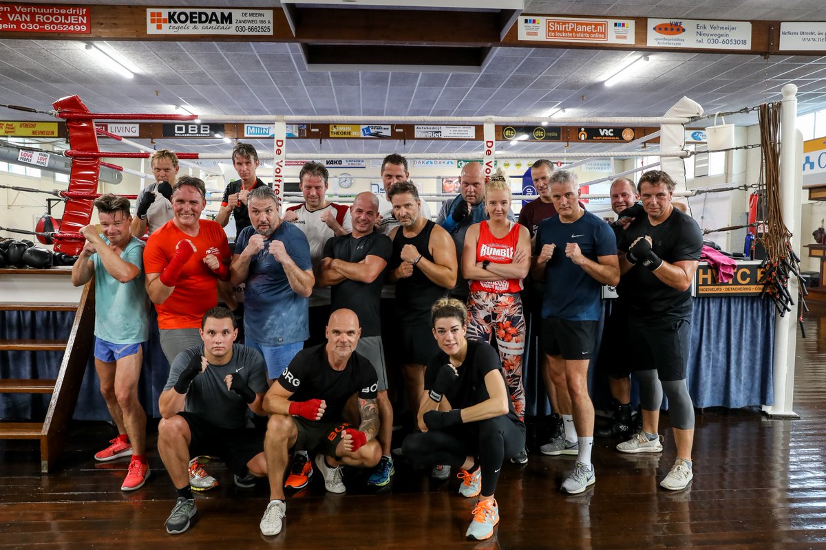 Ondernemers uit de regio Utrecht hebben zich de afgelopen maanden in het zweet gewerkt om op dinsdagavond 3 december, tijdens de vierde editie van het ’Brecheisen Business Boxing’ goed voor de dag te komen!
Dinsdagavond 3 december Studio A12 Bunnik!
Vandaag in #Telegraaf_Utrecht