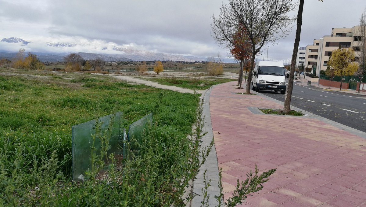 elenis_morris's tweet photo. No logro entender cómo se decide abandonar esto con los peligros que conlleva, sobre todo para niños y animales. Por favor, @AytoColmenar @jorge_garciad,podéis iniciar los trámites para su recogida? Se encuentra en la esquina donde finaliza la ciudad deportiva https://t.co/LcWFHl6u1c