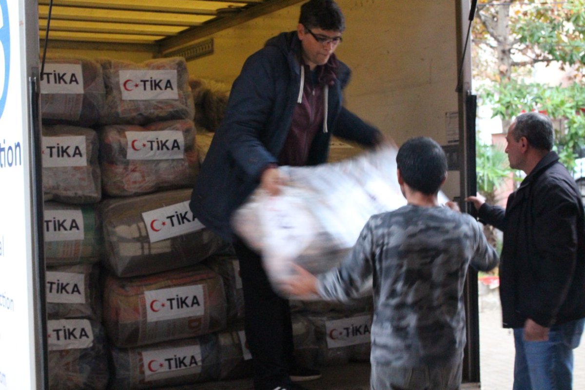 tika_deutsch's tweet image. TİKA hilft Erdbebenopfer in #Albanien weiter

In der Kleinstadt #Shijak in der Nähe von #Tirana hat TİKA an bedürftige #Roms und 250 Familien Lebensmittelpakete und Decken verteilt.