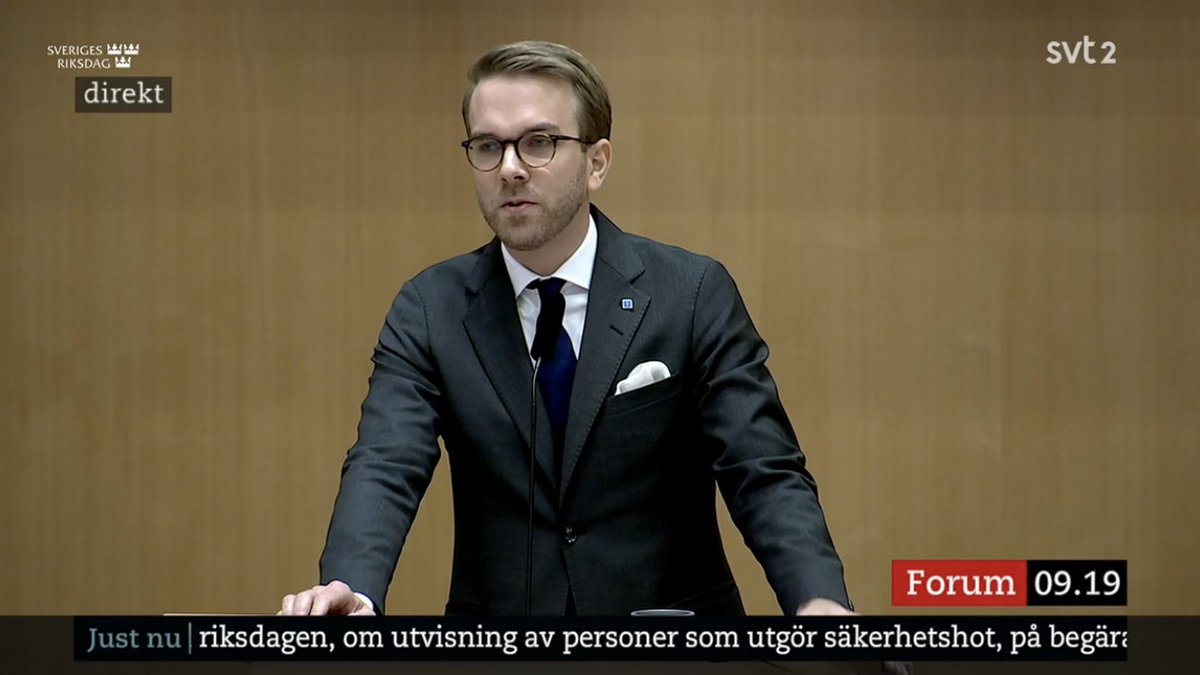 kdriks's tweet image. ”Dagen innan terrordådet på Drottninggatan 2017 röstade Socialdemokraterna nej till ett förbud mot samröre med terrororganisationer. Strax därefter ändrar de sig.” 

@andreas_carlson i debatt om utvisning av personer som utgör säkerhetshot