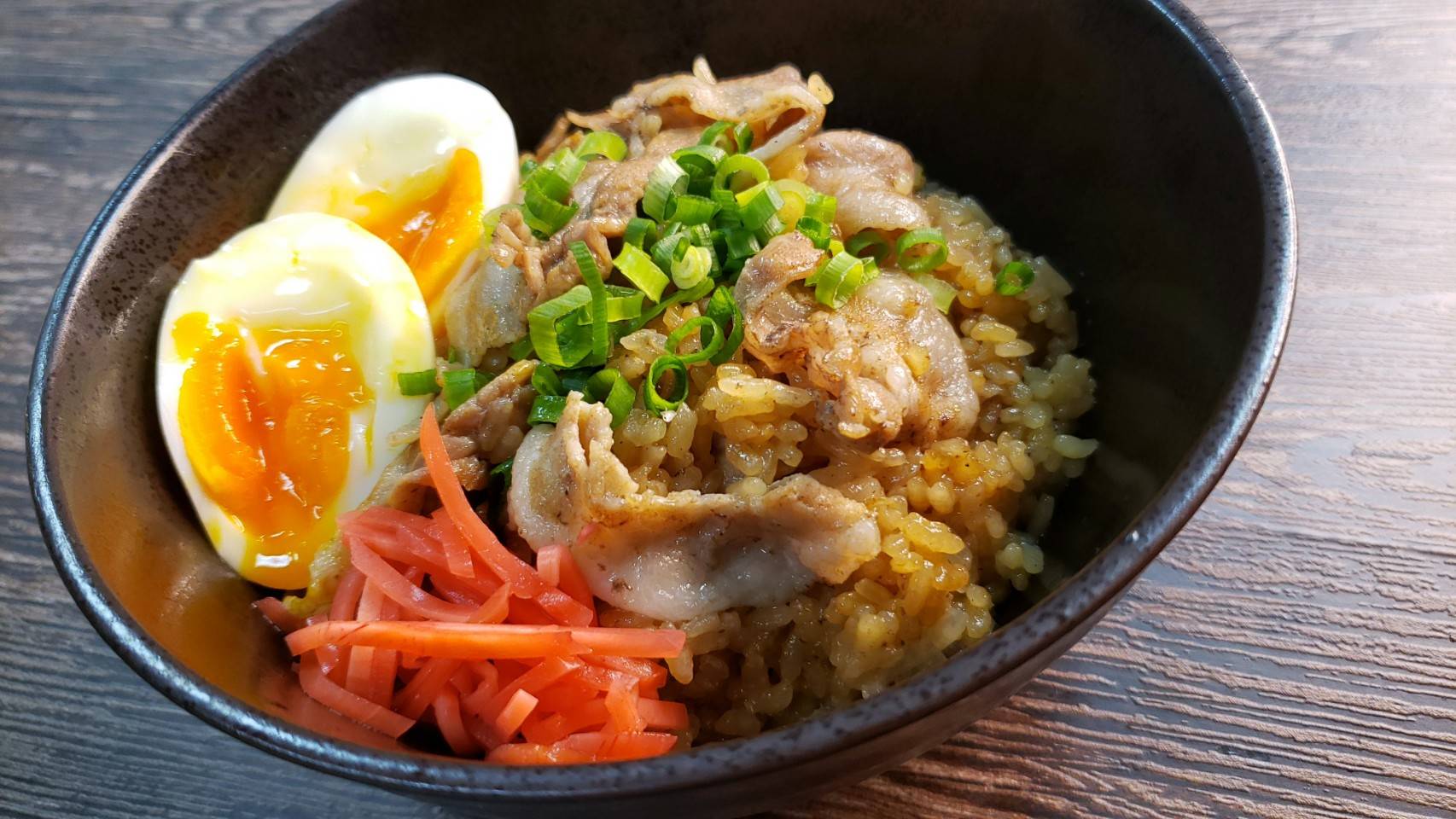 リュウジ 料理のおにいさんバズレシピ まるで炊き込みチャーシュー丼 豚と茶の旨味を米に閉じ込めた 炊き込みウーロン茶豚飯 炊飯器に洗った米1合 三倍濃縮めんつゆ大2半 砂糖小2 醤油小2入れ釜の線まで烏龍茶を入れ豚バラ1g 玉葱1 8個入れ炊く