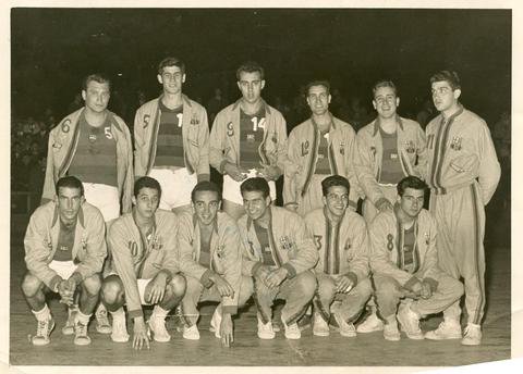 1955: Laszy Kubala: megacrack que enseñó gestos técnicos que la afición desconocía.1956: Duane Bellmore: primer americano de la historia del Barça de basket (2ª de la fila de arriba de izquierda a derecha en foto)1957: Eulogio Martínez, Coquito1958: Helenio Herrera