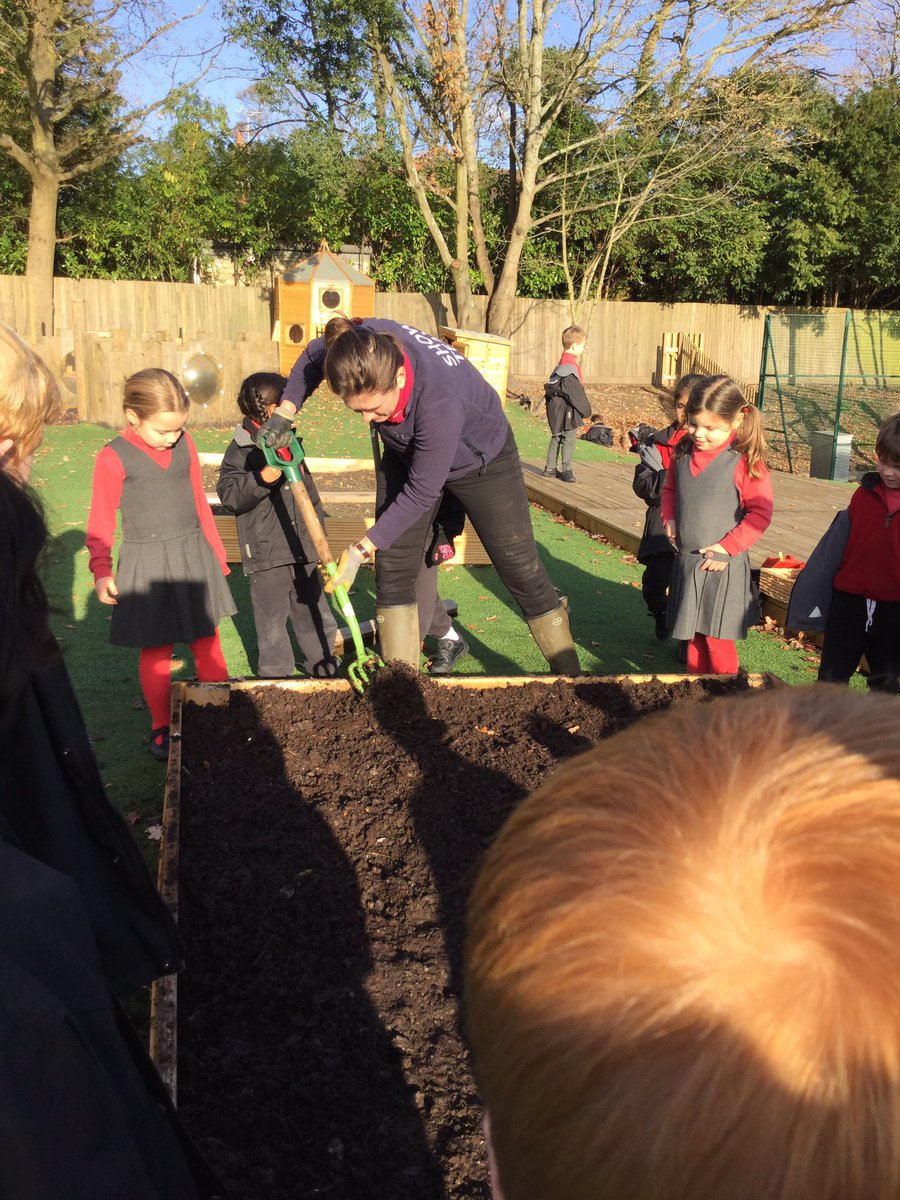 BGS_LowerSch's tweet photo. The children in year 1 and 2 have been planting out the lower school playground with the help of Mrs Denman. Thank you to all the year 2 parents for their donations towards the planting. #BGS_lowerschool #BGS_gardening #BGS_independence https://t.co/T9EA7zg05N