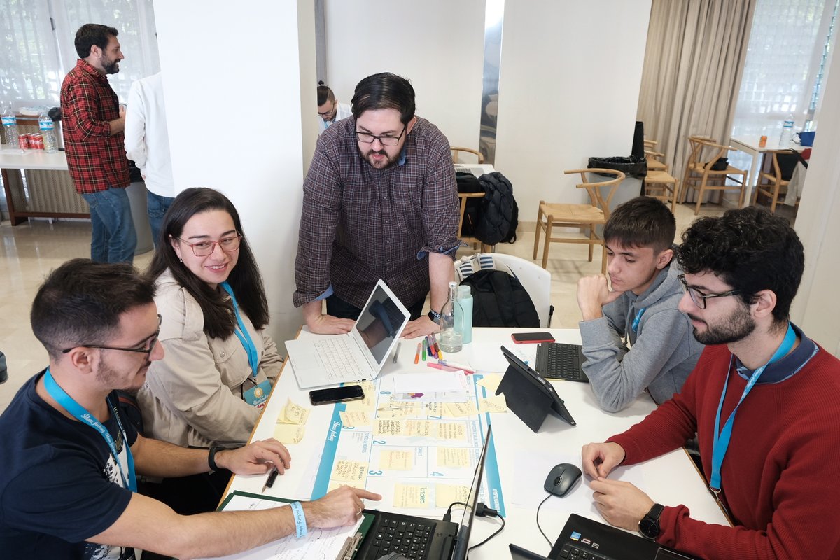 unisevilla's tweet photo. Segunda jornada de #IdeasFactoryUS con los proyectos de nuestros estudiantes a pleno rendimiento💡🚀 https://t.co/7wbpby4e0g
#SevillaIF https://t.co/WXNnpsV54s