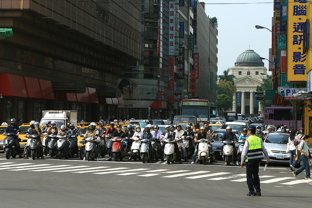 In 2009 I landed in Taiwan to take over from the formidable  @KathrinHille who, among many other things, taught me how to ride a scooter in this sort of traffic
