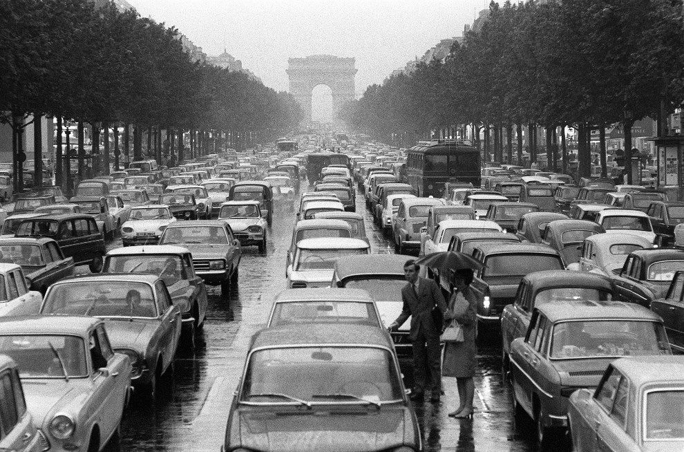 Embouteillages, difficultés de stationnement, cohabitation houleuse entre les modes de transport, pollution : on a parfois le sentiment que ces problèmes sont récents à Paris. Ils sont pourtant aussi vieux que... l'automobile  La preuve avec ces archives de l'INA 