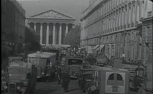 “En dépit de tout, Paris est encombré de voitures. Et ces images rappellent, à s’y méprendre, aux images de l’avant-guerre” (Le salon dans la rue : circulation et voitures nouvelles, 1945)  https://www.ina.fr/video/AFE86003306/le-salon-dans-la-rue-circulation-et-voitures-nouvelles-video.html