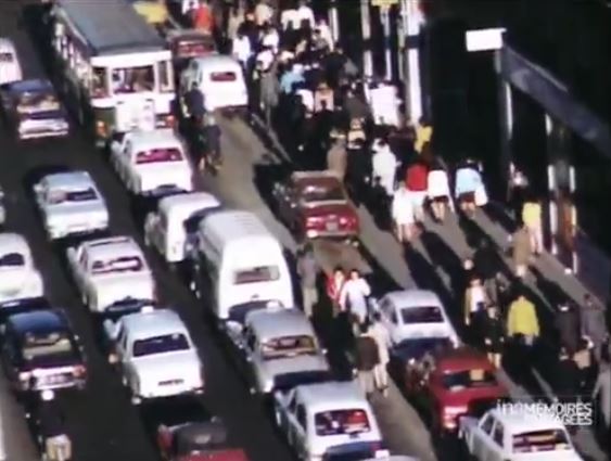 La rue Lafayette embouteillée en mai 1968 (vidéo réalisée par un amateur, sans commentaire)  https://www.ina.fr/video/I13240291/paris-dans-les-embouteillages-en-mai-68-video.html