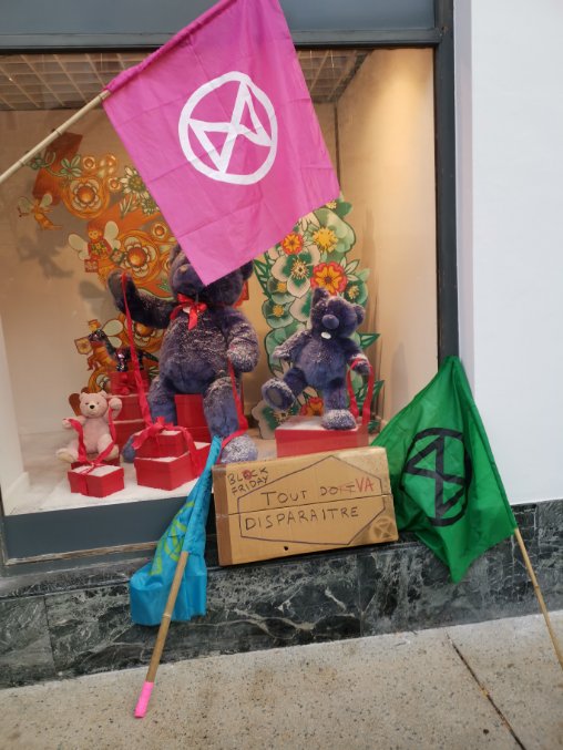 XR biarritz avec Friday for future 
Contre le black Friday À Bayonne 
Ce matin
✊ Au Pays-Basque, c'est la jeunesse qui montre l'exemple avec <a href="/FFF_PaysBasque/">Fridays For Future - PaysBasque (officiel)</a> 🌎

Un die-in a été organisé devant les Galeries Lafayette de Bayonne.