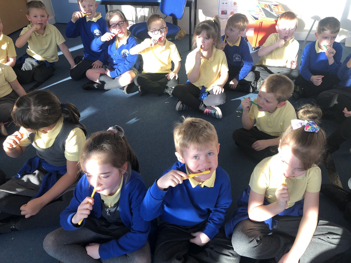 MissRPitmanRYF's tweet photo. We love brushing our teeth! @cynllunGwcn @d2s_wales #D2S10 #Designedtosmile https://t.co/UErOgCNmjx