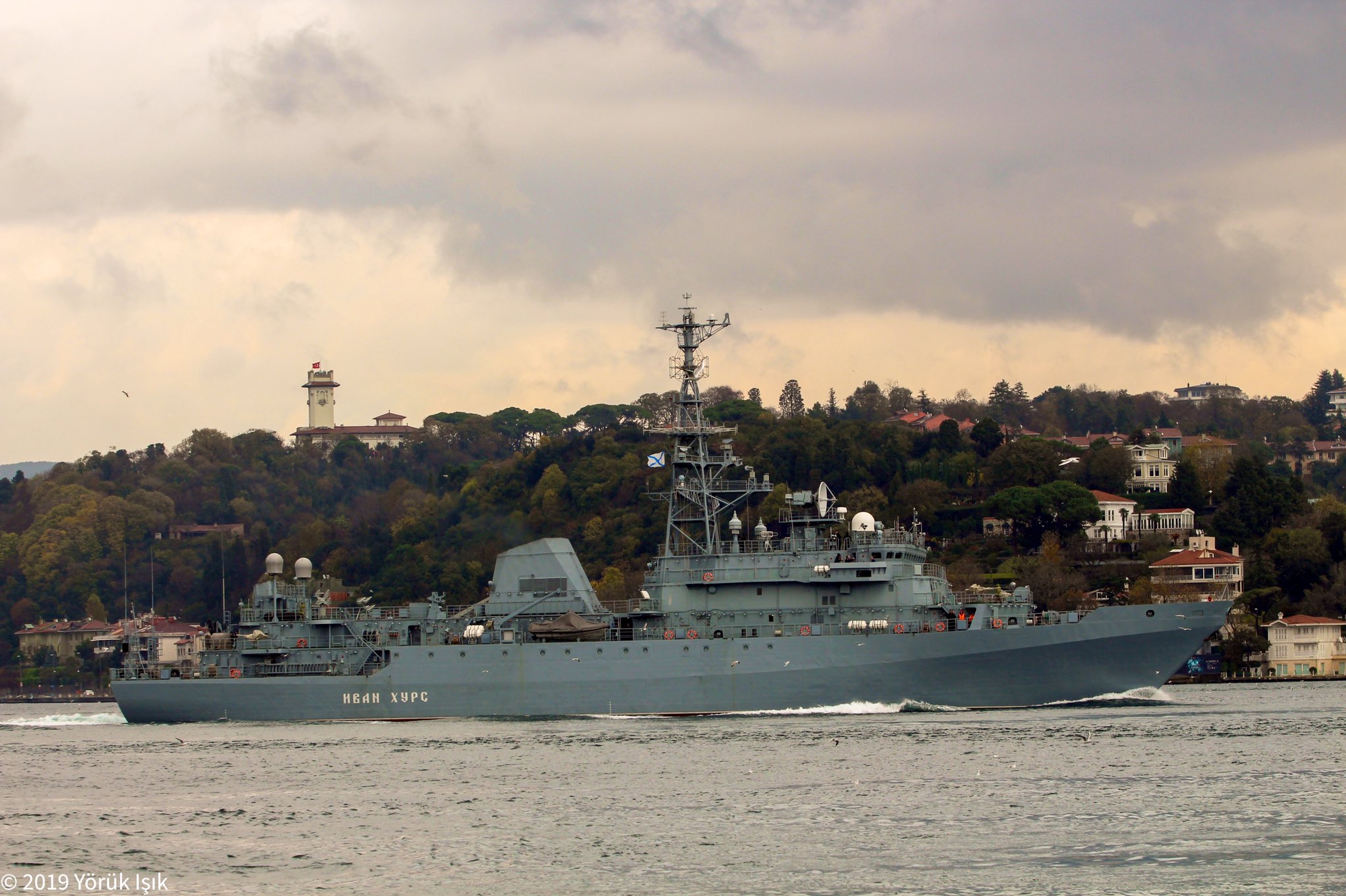 Karadeniz Filosu bağlısı Admiral Ivanov sınıfı Ivan Khurs keşif-gözlem gemisi İstanbul Boğazı'nda seyrederken. Fotoğraf: <a href="https://twitter.com/YorukIsik/status/1200411351333703680?s=20">Yörük Işık</a>
