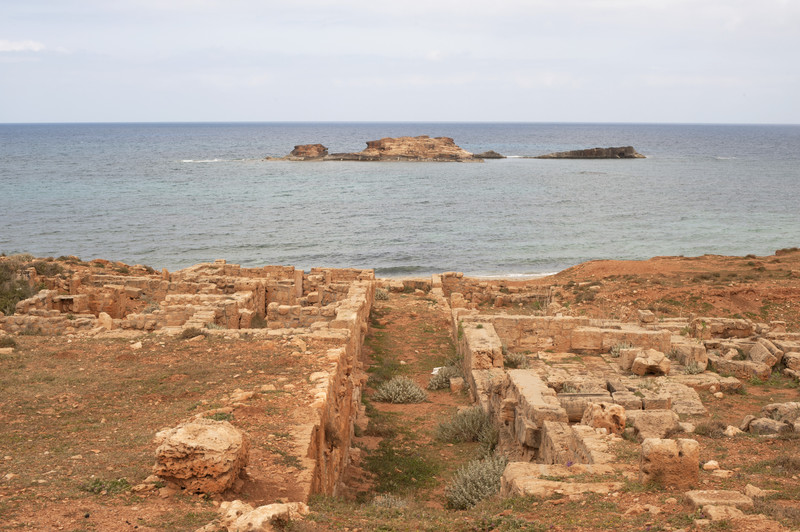 Libyanhistory's tweet photo. The port of Apollonia "Susa", part of it is submerged under the sea
(I have seen hundreds of other ports .. Apollonia is unique.
Relatively early date, 6-7th century BC, and later during the epoch of trireme warfare. No other complete harbour of this date)
Dr Nicholas Flemming https://t.co/XaUl3EYcf7