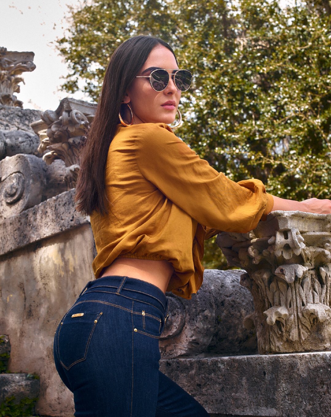 Studio F Colombia "Blusa con volantes + denim bota campana. Dos tendencias que no pueden en tu armario. #TropicalWinterSF. #NewCollection Gafas Ref. S217638 Blusa S170601 Jean Ref. S138799 #