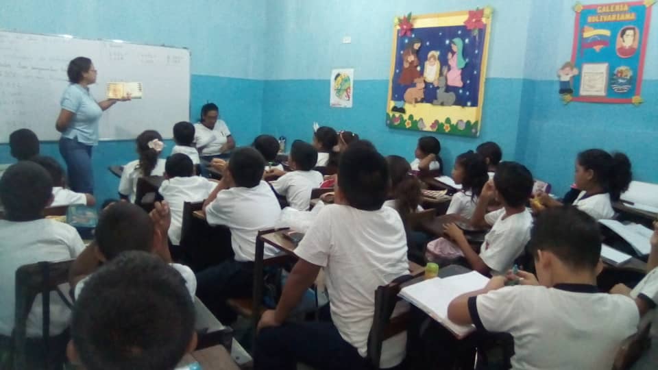 UEP Divino Niño, ubicada en Ocumare del Tuy recibió la visita del personal Secretaría de Cultura quienes realizaron en compañía de los niños del sexto grado la actividad denominada Retablillo de Navidad. #MirandoAlFuturo #EsperanzaPazYDiálogo #29Nov bit.ly/35D49jC