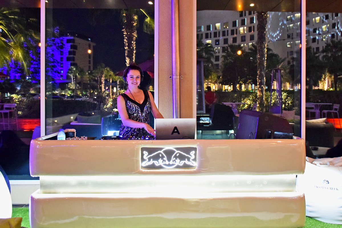 CentroYas's tweet photo. Join us tonight and enjoy the beats of DJ Anna at c.mondo!
Chill, sip and have a really great time with us at Centro Yas Island.

#yasisland #centroyasisland #cmondo #yasplazahotels #raceweekend #AbuDhabiGP #JacobsCreek https://t.co/46dYx4v8jL