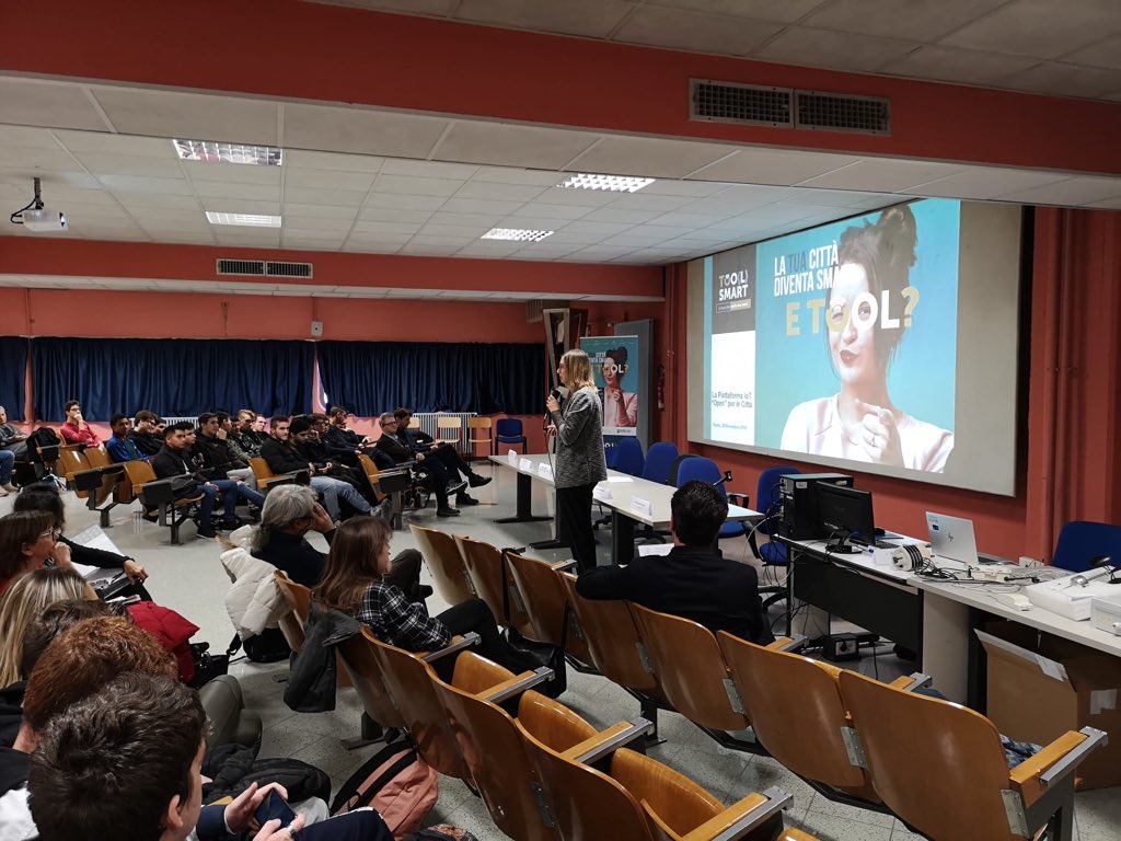 _Toolsmart's tweet image. Elena Deambrogio coordinatrice del progetto Too(l)smart spiega le attività  di sperimentazione in pillole: #Toolsmart attiva una piattaforma IoT aperta per il monitoraggio civico diffuso che fa perno anche sui sensori autocostruiti dai ragazzi dell’Istituto Levi.@pongovernance