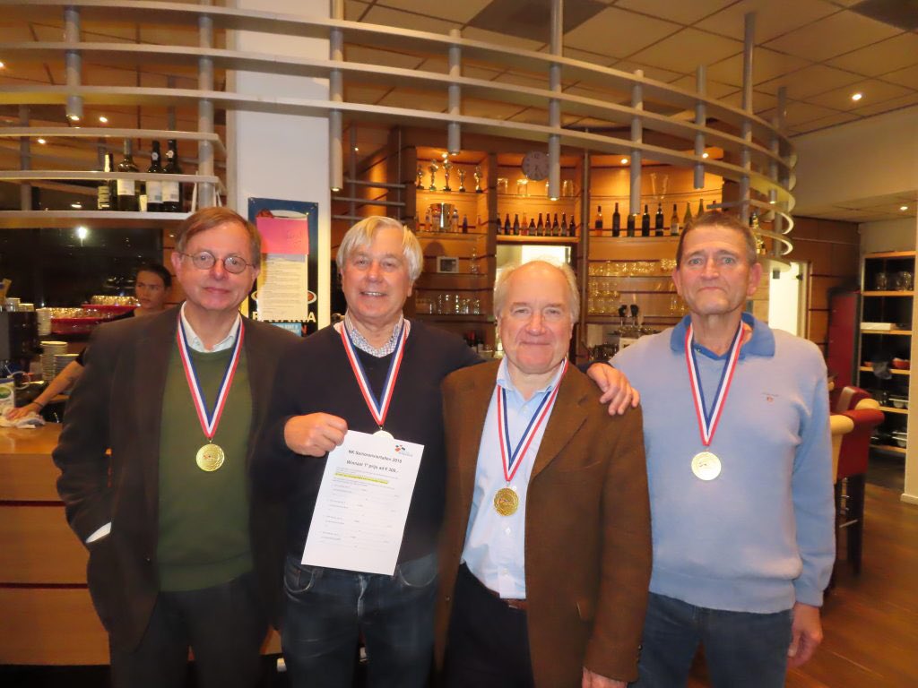 Bridgebond's tweet image. Dit weekend worden het NK Jeugd Viertallen en het NK Senioren Viertallen gespeeld. De junioren en aspiranten spelen op zaterdag de kwalificatie en zondag de finale. Alle wedstrijden zijn in het @ndcdenhommel in Utrecht. Alle uitslagen vind je op bridge.nl/uitslagen-brid…. Succes!