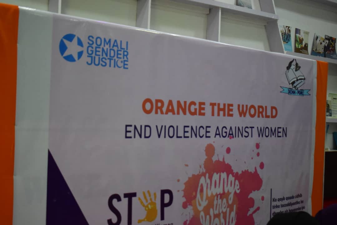 GenderSomali's tweet photo. #Day5 
We hosted a very fruitfull discusion with diffrent parts of the community about GBV and ways of ending all forms of violence 
We were so hounered to have this discussion with our young generation.
#16daysofactivism
#orangetheworld
#endrape
#endviolance https://t.co/oJBPYHcLm3
