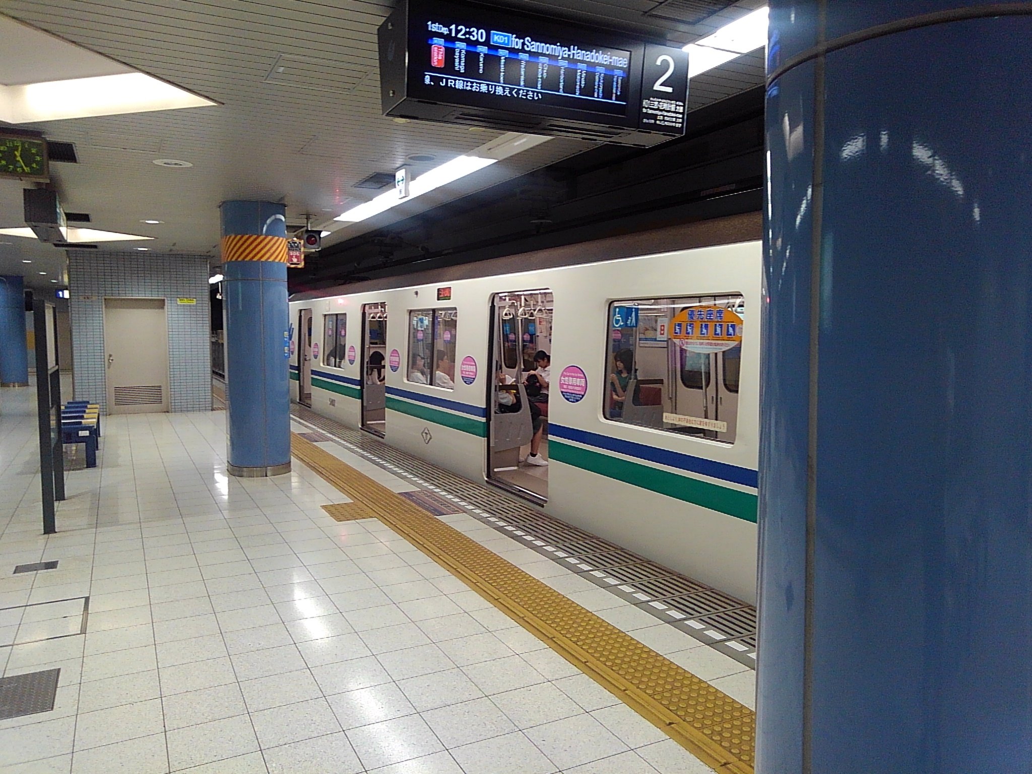 Metrof 市長が失敗と断言した 神戸市営地下鉄海岸線の女性専用車両ほんまに絶対いらんやろw 4両中の1両 女性専用車両 男性は残りの3両に乗ることになる こんな市長も認めるがらがらの路線に365日終日4両しかないのに女性専用車両とか謎すぎる