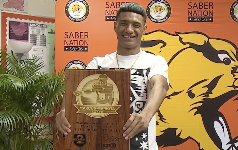 HawaiiPrepWorld's tweet photo. Campbell's Titus Mokiao-Atimalala takes home the top award on the season finale of #Cover2 on Thursday night: https://t.co/kXzxxlx55C @RobDeMelloKHON @billyhull @Ren_Clayton @KHONnews https://t.co/E9lZfzB7af