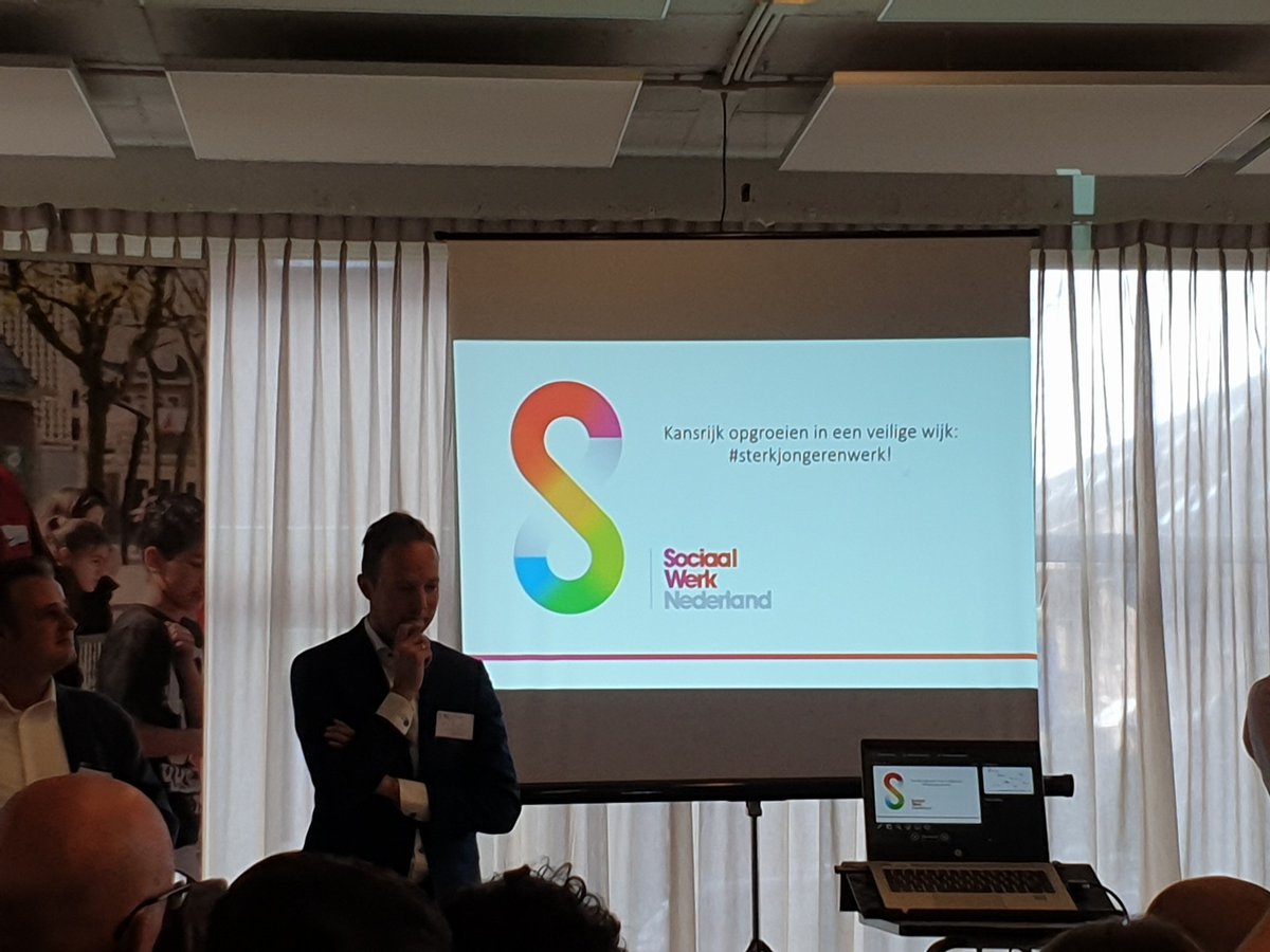 <a href="/SimonBuwalda/">Simon Buwalda</a> op t podium: "Het jongerenwerk heeft de contacten met de jeugd in de wijk als Grote Broer of Zus."