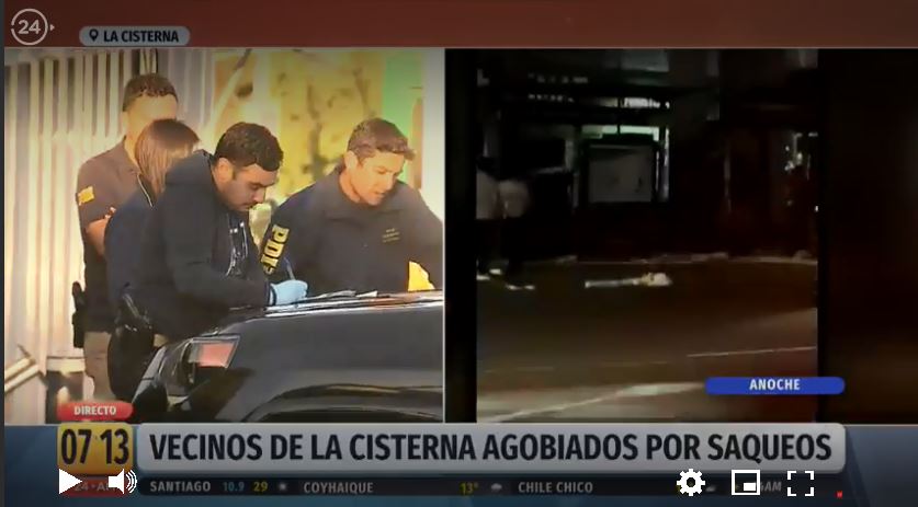 24HorasTVN's tweet photo. Una nueva jornada de saqueos enfrentó a vecinos y delincuentes en La Cisterna. 📡 Sigue la señal en vivo #24Play ➡ https://t.co/EVBRnwzWs2 https://t.co/yvwIAWNZFn