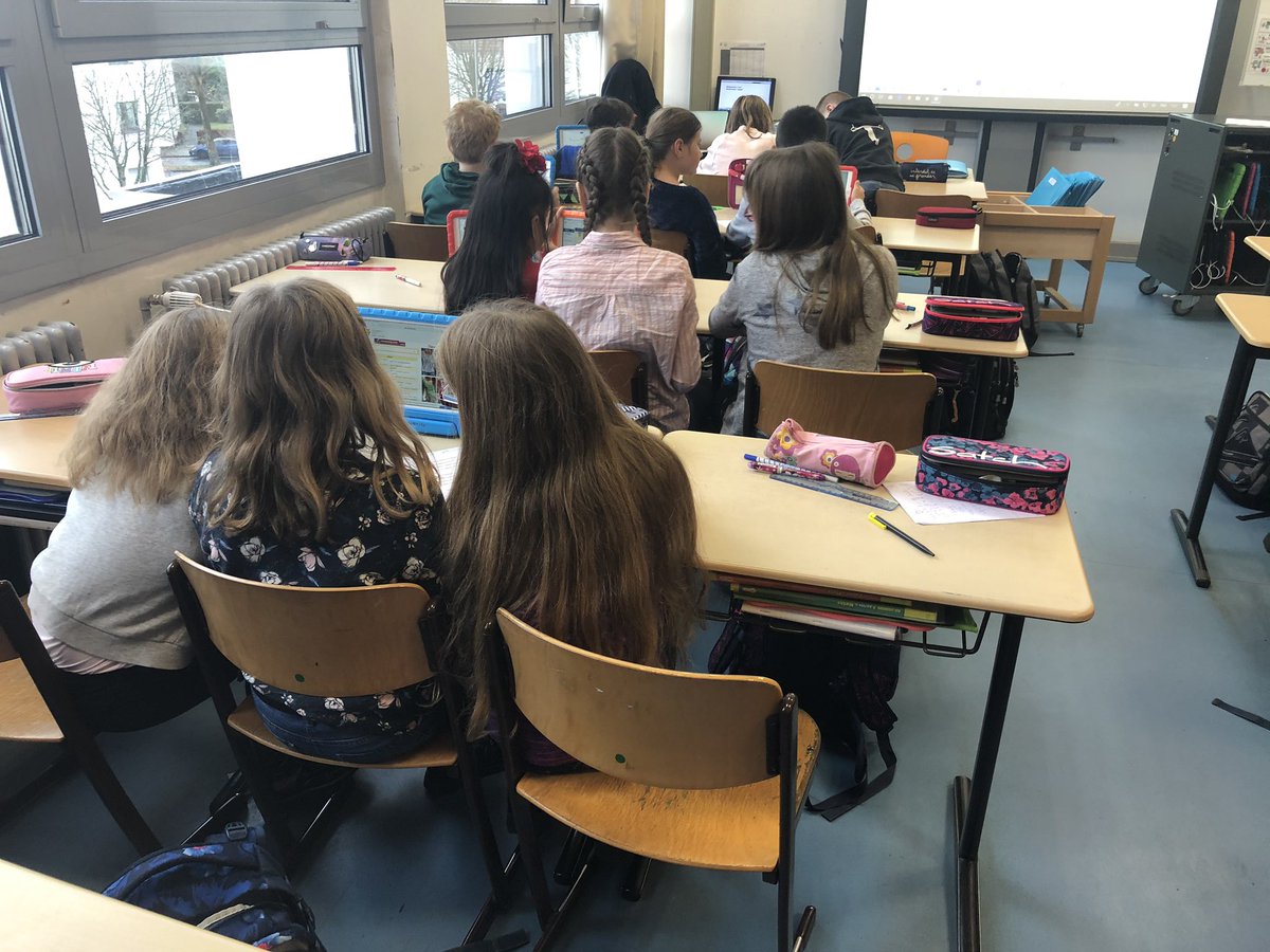 Christophe_Buco's tweet image. Début de la traduction en allemand de l’interface #dodoc par les élèves de @CM_SAARBRUCKEN dans le cadre du @FablabAlEcole Ça négocie dur sur le sens des mots ! @Canope_57 @Canope_54