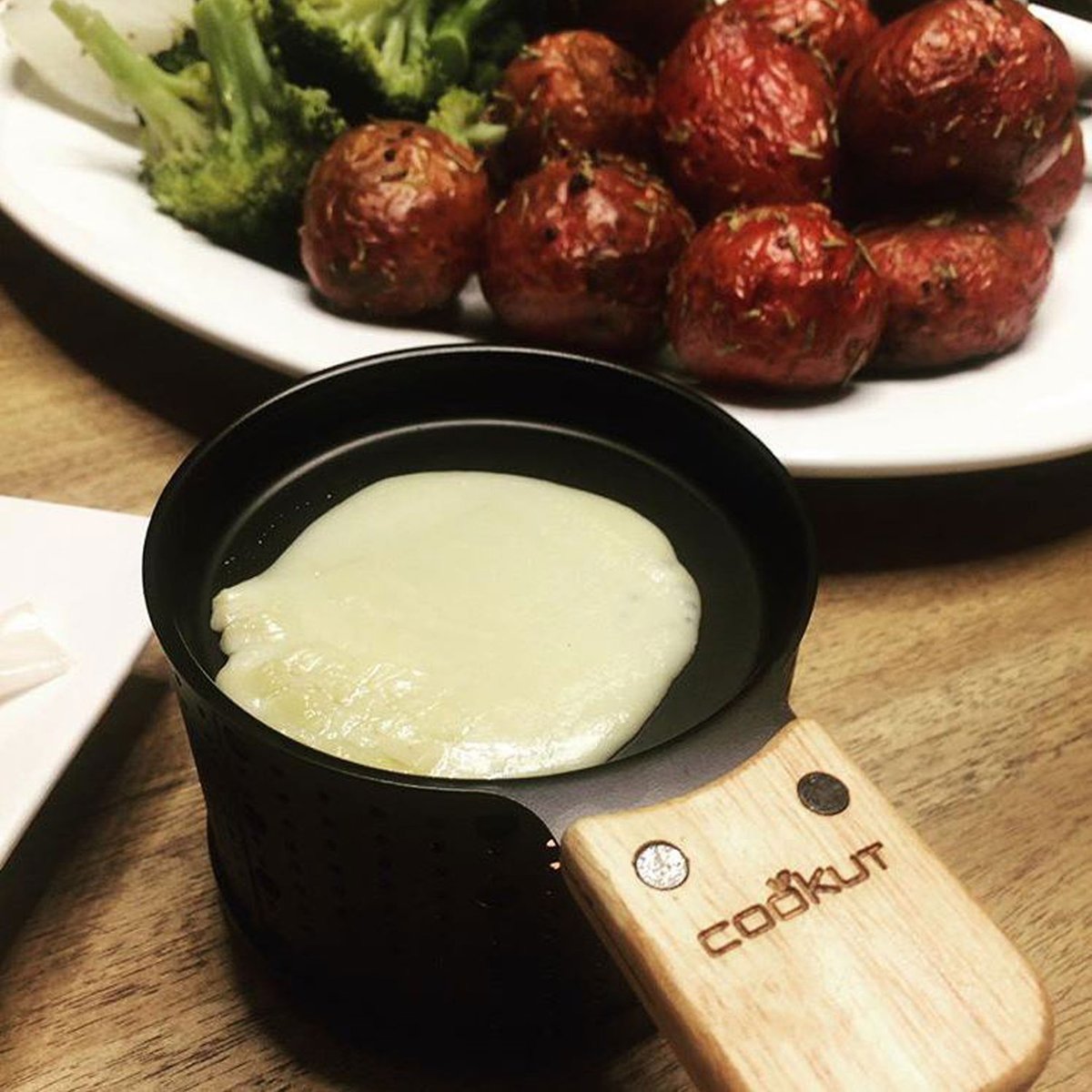 bowigo's tweet photo. Le temps des raclettes est arrivé ! 🧀

Dites adieu au gros appareil qui prend de la place et qui vous chauffe le visage.

Bienvenue à LUMI, le petit kit entre ami, qui chauffe à la bougie (aussi rapidement que votre appareil )... 🤤

https://t.co/FlZ7rR13dE

#BlackFriday https://t.co/Bf5RpV4Xts